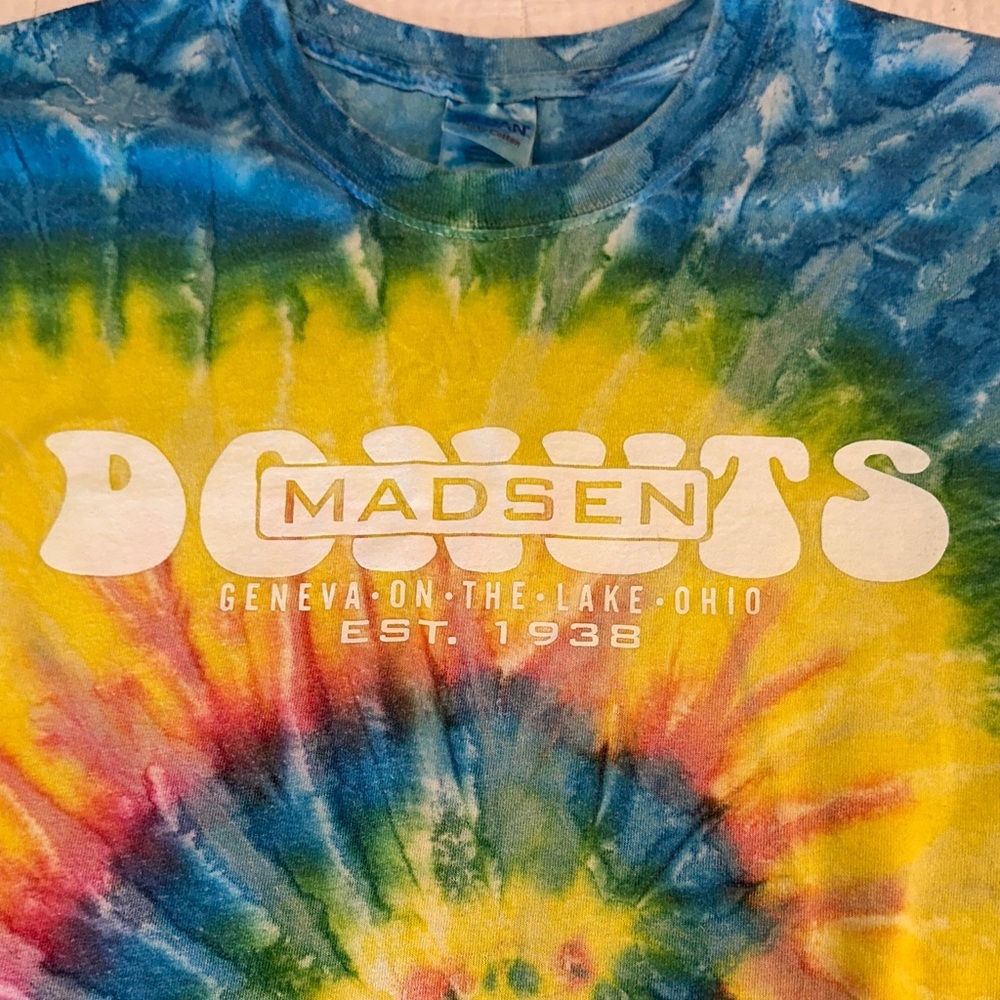 Gildan Large Creamsticks Tie-Dye Madsen Donuts - Picture 4 of 6